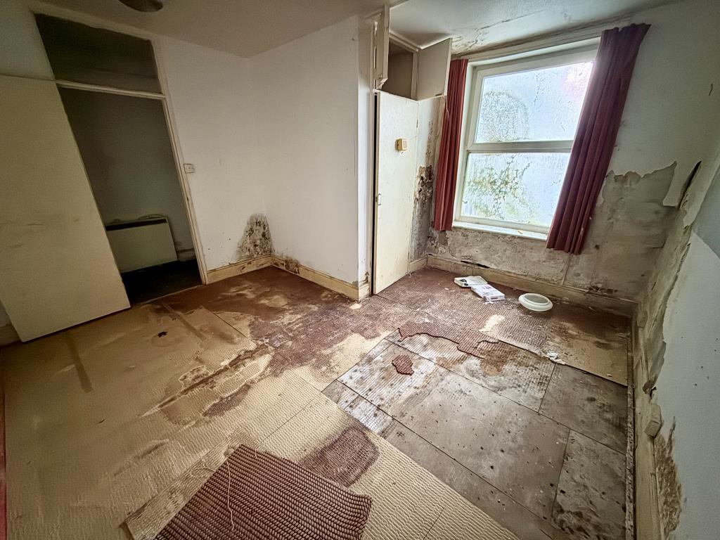 Lot: 94 - FLAT FOR COMPLETE REFURBISHMENT - Bedroom